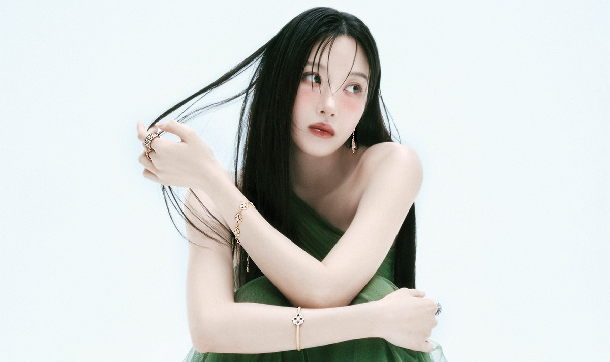 순백의 숲결 속, 빛을 머금은 문가영