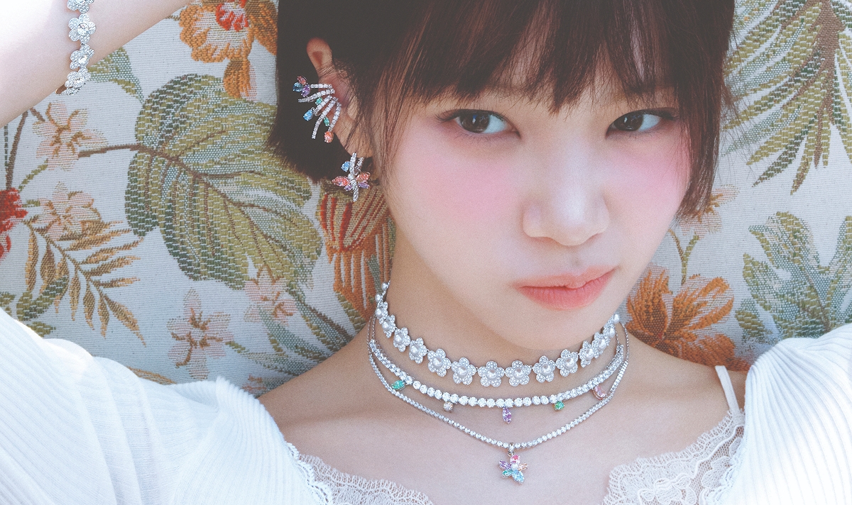 스와로브스키로 완성한 김채원의 싱그러운 순간