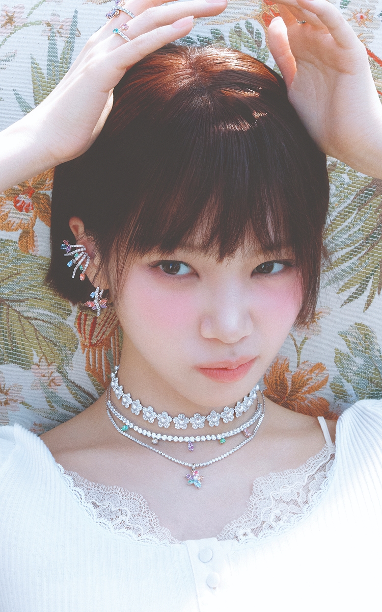 스와로브스키로 완성한 김채원의 싱그러운 순간