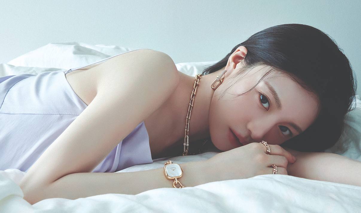 <바자> 11월호에서 만난 고윤정의 순수한 아름다움