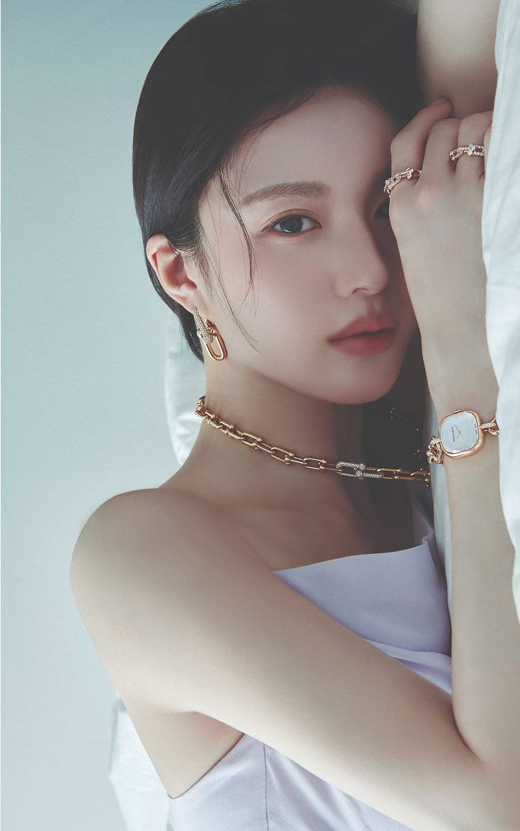<바자> 11월호에서 만난 고윤정의 순수한 아름다움