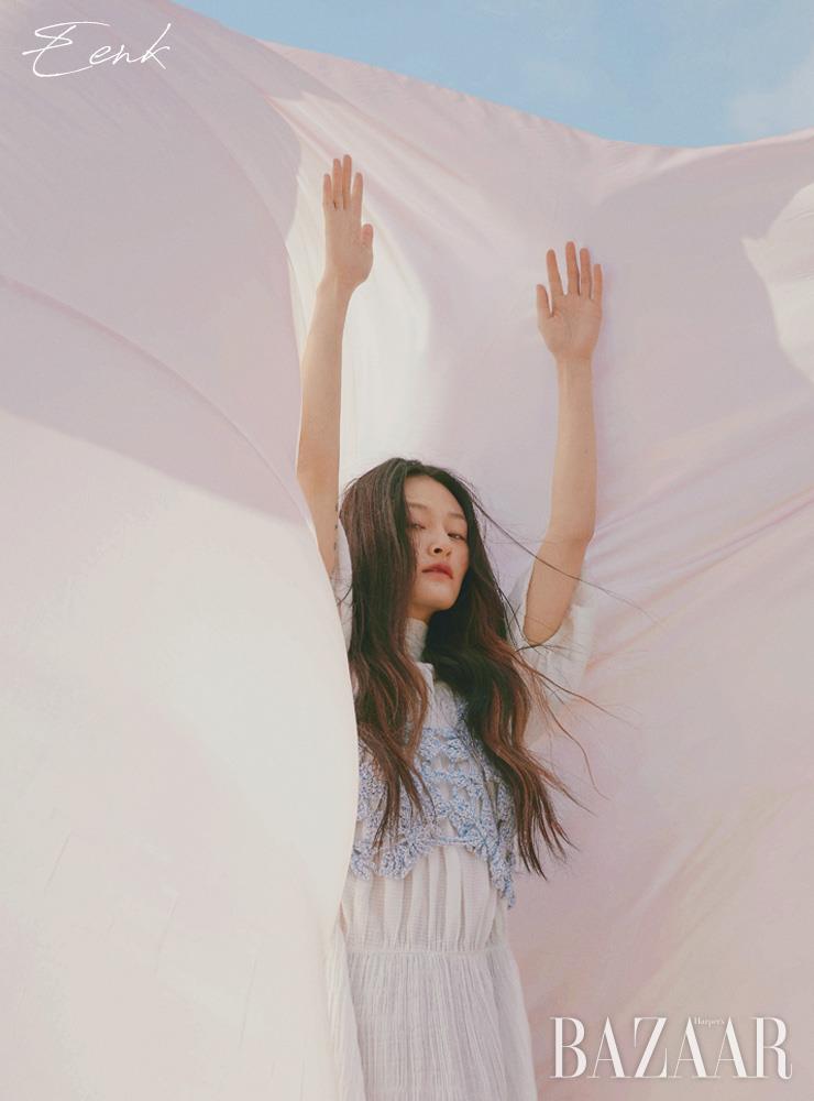 드레스는 59만8천원, 크로셰 뷔스티에는 29만8천원 모두 Eenk. 에디터/ 윤혜영 사진/ 오아랑 모델/ 박서희 헤어/ 조미연 메이크업/ 이나겸 어시스턴트/ 임지아