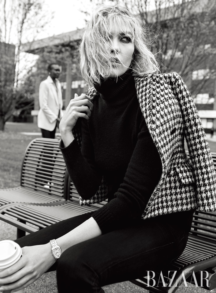 칼리(KARLIE)가 입은 재킷, 스웨터, 팬츠는 모두 DIOR. 시계는 BVLGARI. EST´EE LAUDER 브로우 나우 브로우 디파이닝 펜슬($26).