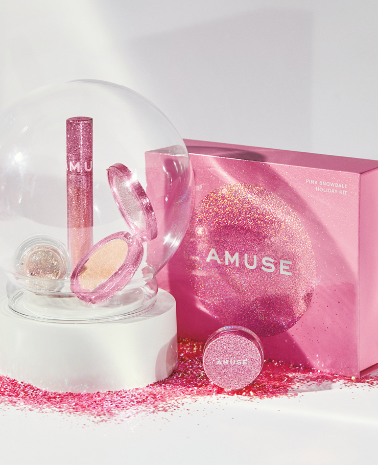 (왼쪽부터) 핑크 스노우볼 젤 글리터 어뮤즈만의 아이코닉한 스타 글리터가 화려한 반짝임을 선사하는 워터-젤 글리터. 5.5g 1만5천원. 핑크 스노우볼 립 글라스 투명한 핑크빛 미러-라이크 글라스젤에 영롱한 스노우펄을 더한 플럼핑&케어 효과의 립 글라스. 3g 1만8천원. 핑크 스노우볼 하이라이터 사랑스러운 핑크 빔에 블루 펄이 더해져 다이아몬드 빔을 연출해주는 푸딩-파우더 텍스처의 하이라이터. 4.5g 2만2천원. 핑크 스노우볼 홀리데이 키트 반짝이는 핑크 스노우볼을 연상시키는 어뮤즈의 홀리데이 컬렉션 전 제품을 특별한 베네핏으로 구성한 홀리데이 한정판 키트. 4만8천원, 모두 어뮤즈.