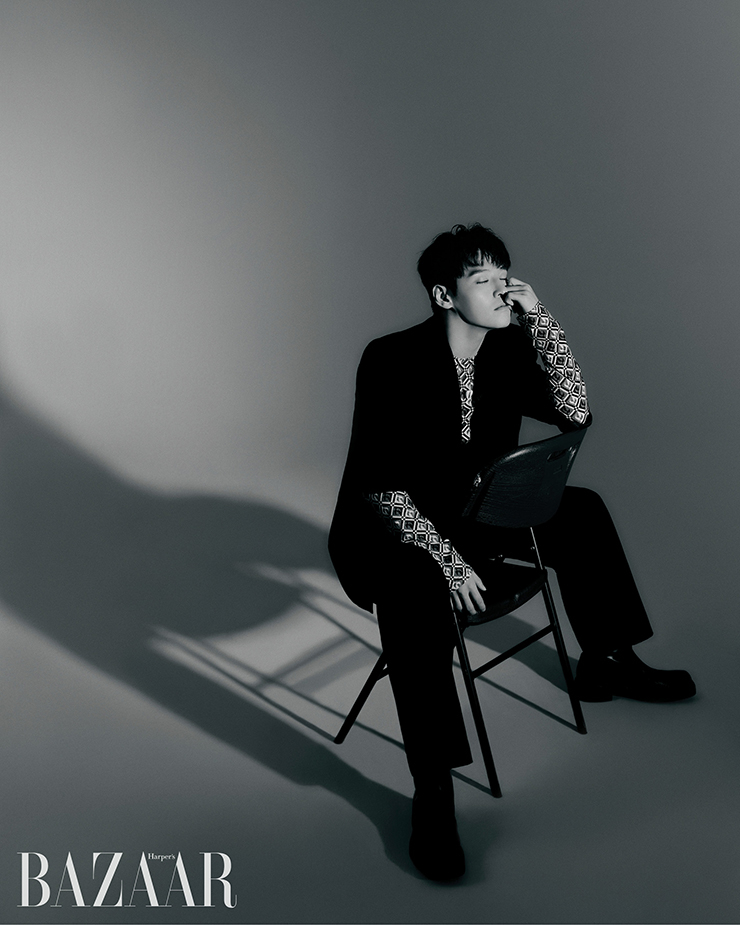 톱은 Marine Serre by BOONTHESHOP. 재킷은 Wooyoungmi. 팬츠는 Valentino. 목걸이는 Yves Saint Laurent. 슈즈는 Prada.