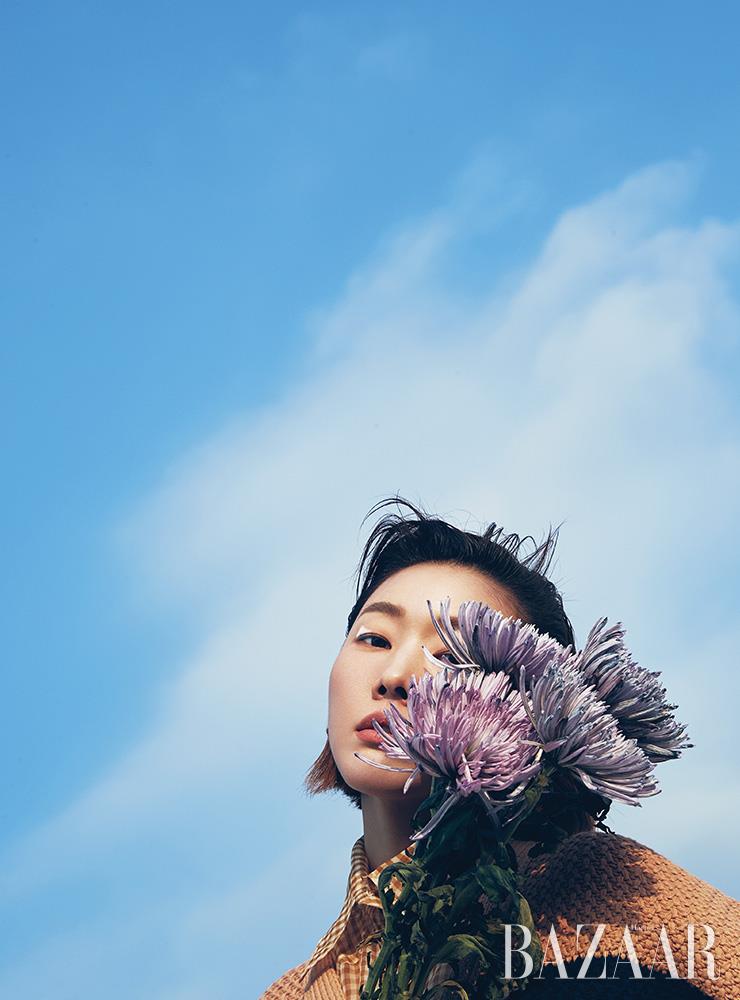 카디건, 셔츠는 모두 Fendi.