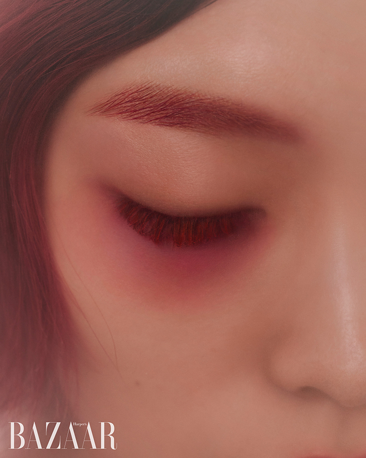 가을 메이크업의 치트키 ‘마른 장미’ 컬러를 입술에만 사용해왔다면 그 범위를 확대해보자. 눈동자나 헤어 컬러, 피부에서 올라오는 붉은빛의정도를 고려하면 어느 부위에 터치해도 부드럽게 어우러진다.