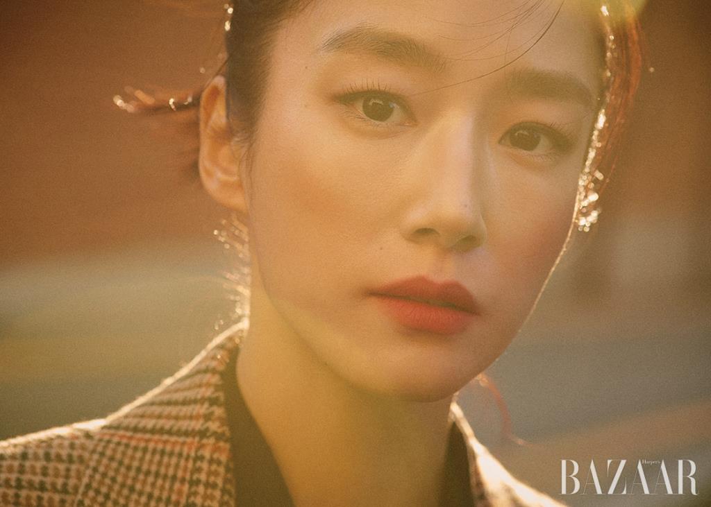 의상은 모두 Prada.