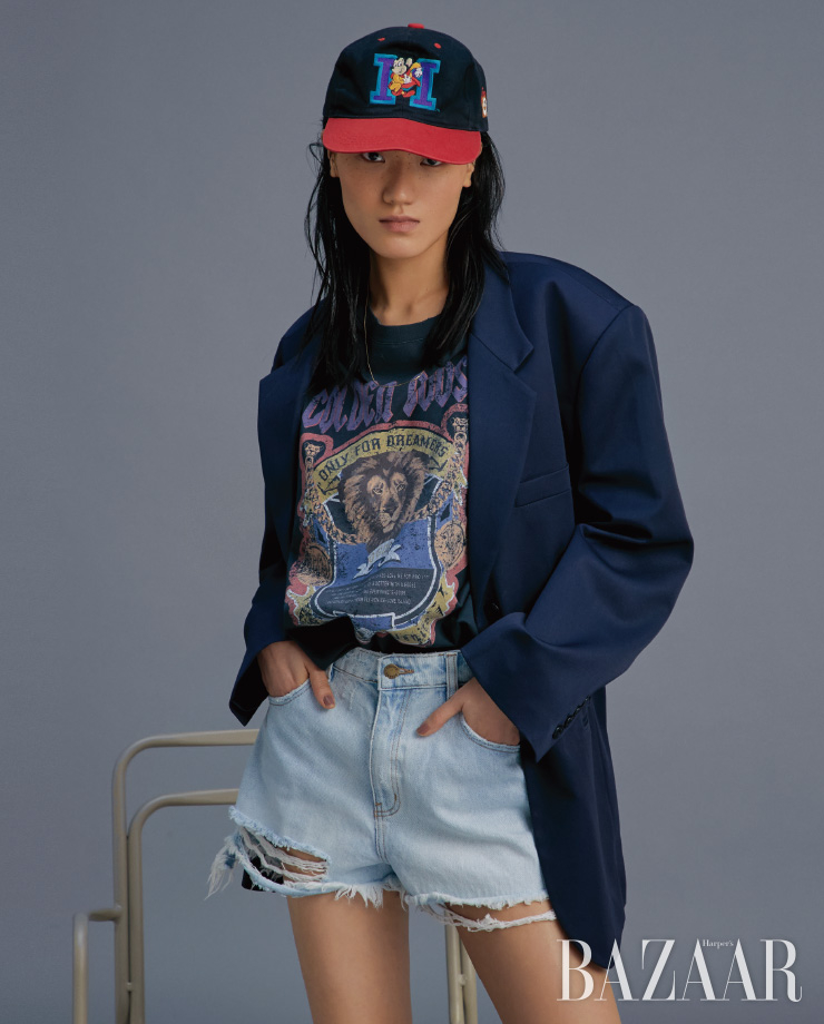 재킷은 24만8천원 Grove. 티셔츠는 37만8천원 Golden Goose. 지속가능한 소재로 제작된 데님 쇼츠는 8만9천원 Rolla’s by Pairs. 빈티지 볼캡은 2만5천원 Unico. 목걸이는 11만5천원 1064 Studio.