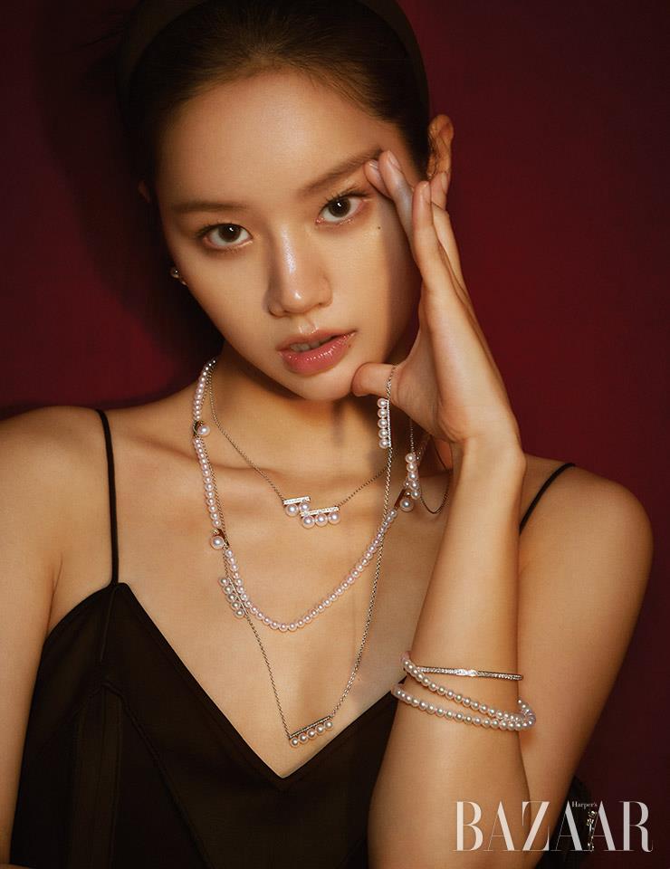 ‘밸런스 네오 다이아몬드 파베’ 이어링은 7백만원대, (위부터) 진주와 다이아몬드가 2단으로 놓인 ‘밸런스 스텝 다이아몬드 파베’ 네크리스는 9백만원대, 4.5mm 진주 사이로 3개의 7mm 진주가 포인트로 들어간 ‘쁘띠 밸런스 클래스’ 네크리스는 9백만원대, 화이트 골드 체인에 밸런스 모티프를 더한 ‘밸런스 다이아몬드 파베’ 네크리스는 2천만원대. 다이아몬드 뱅글은 1천만원대, 두 번 감아 팔찌로 연출한 ‘아코야 진주’ 네크리스는 2백만원대 모두 TASAKI. 슬립 드레스는 MM6 Maison Margiela. 헤어밴드는 스타일리스트 소장품.