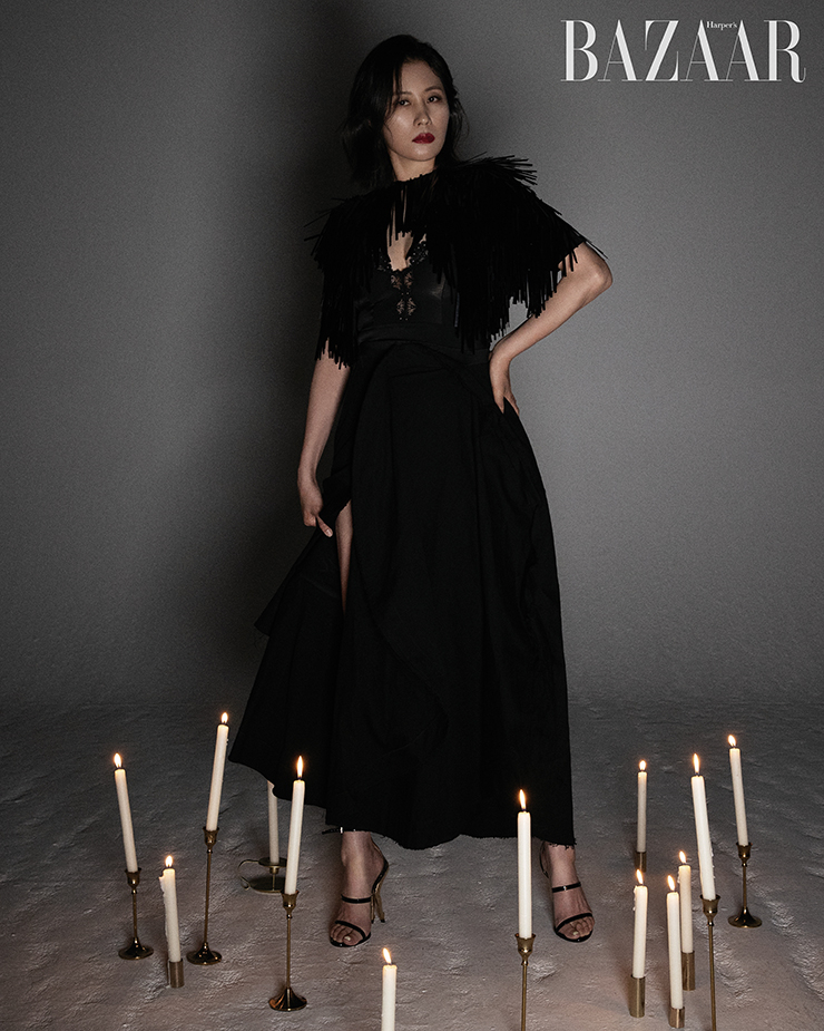 볼레로, 스커트는 Sportmax. 슈즈는 Alaïa.