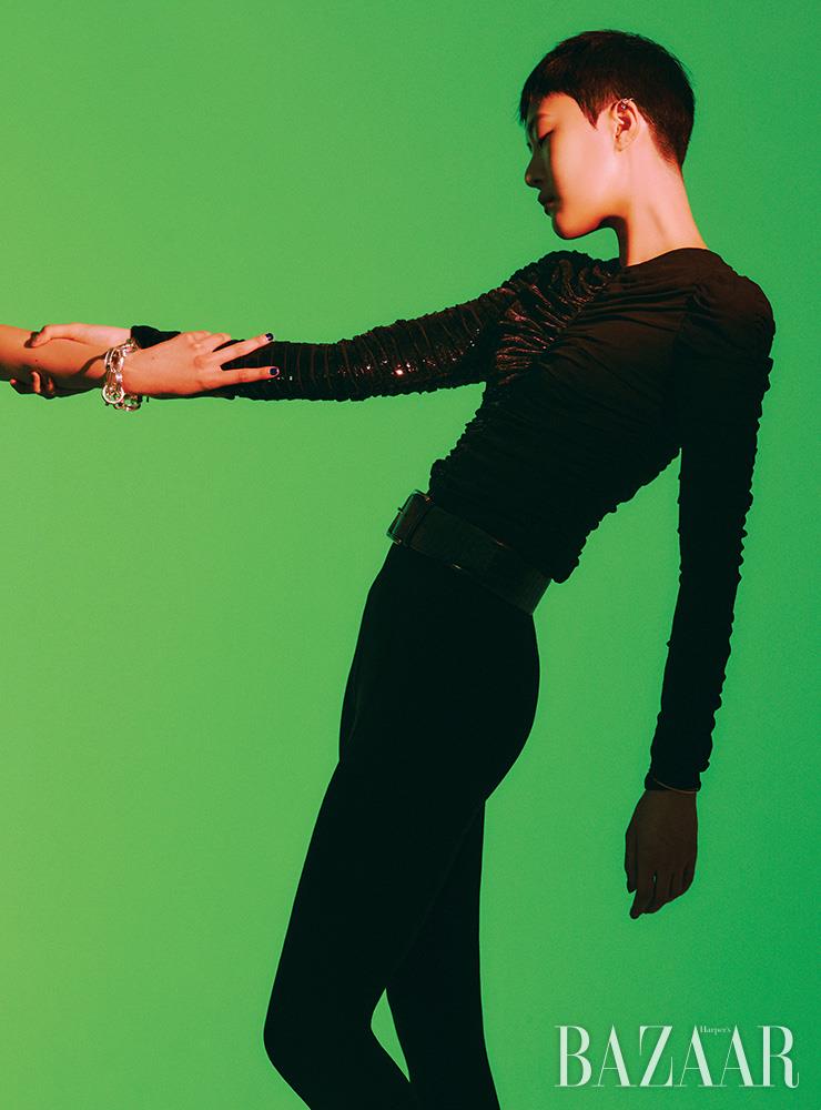 소현이 입은 시퀸 톱, 타이츠, 이어커프, 뱅글, 벨트는 모두 Saint Laurent by Anthony Vacarello.