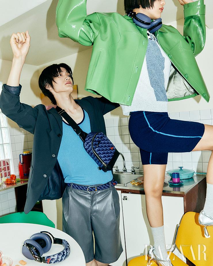 개성 넘치는 MB 01 스마트 헤드폰과 벨트, 슬링백은 몽블랑x메종 키츠네 컬렉션.