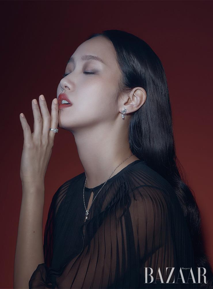 다이아몬드가 영롱하게 빛을 발하는 ‘이터널 N°5’ 귀고리, 반지, 목걸이는 모두 Chanel Fine Jewelry.