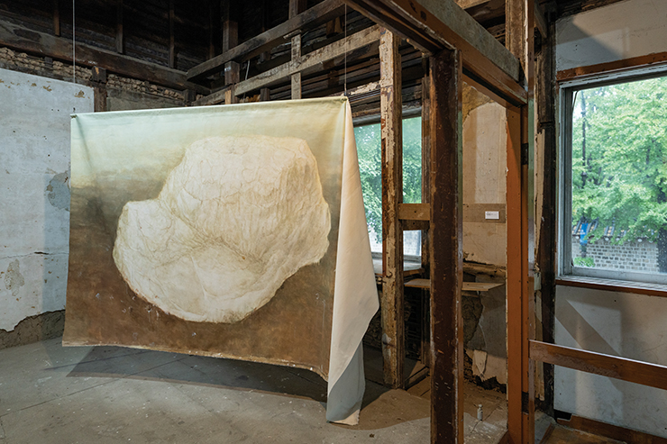 이해민선, <바깥>, 2022, 면 천 위에 아크릴, 155x283cm.