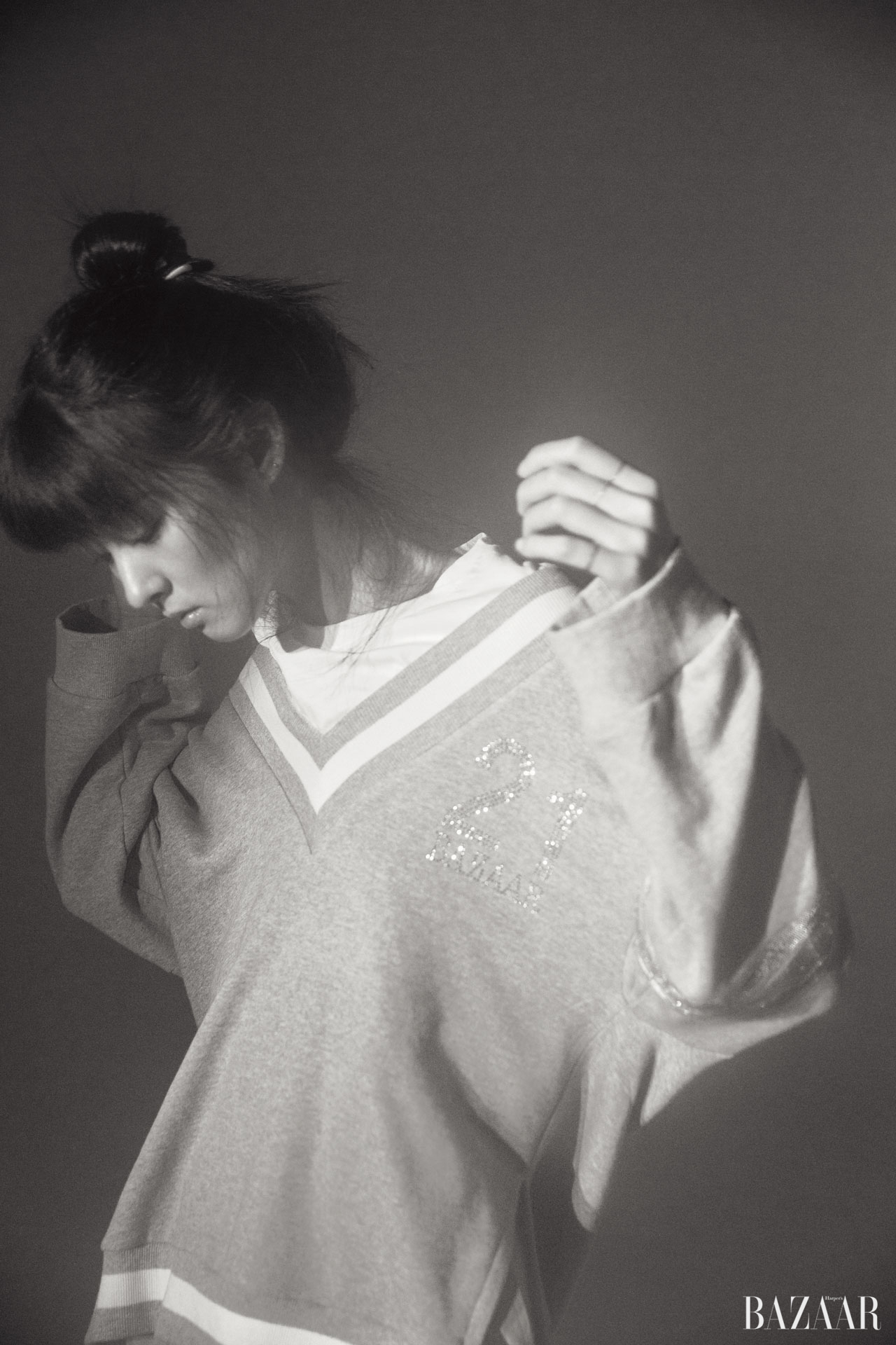 V넥 스웨트셔츠를 레이어드한 듯한 디자인의 티셔츠는 JINTEOK 제품.