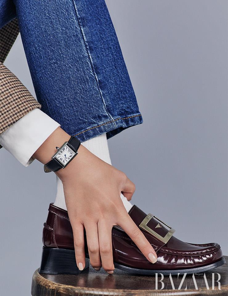 셔츠는 Moschino. 데님 팬츠는 12만원대 Levi’s. 시계는 Cartier. 버클 장식의 로퍼는 Roger Vivier. 양말은 에디터 소장품.