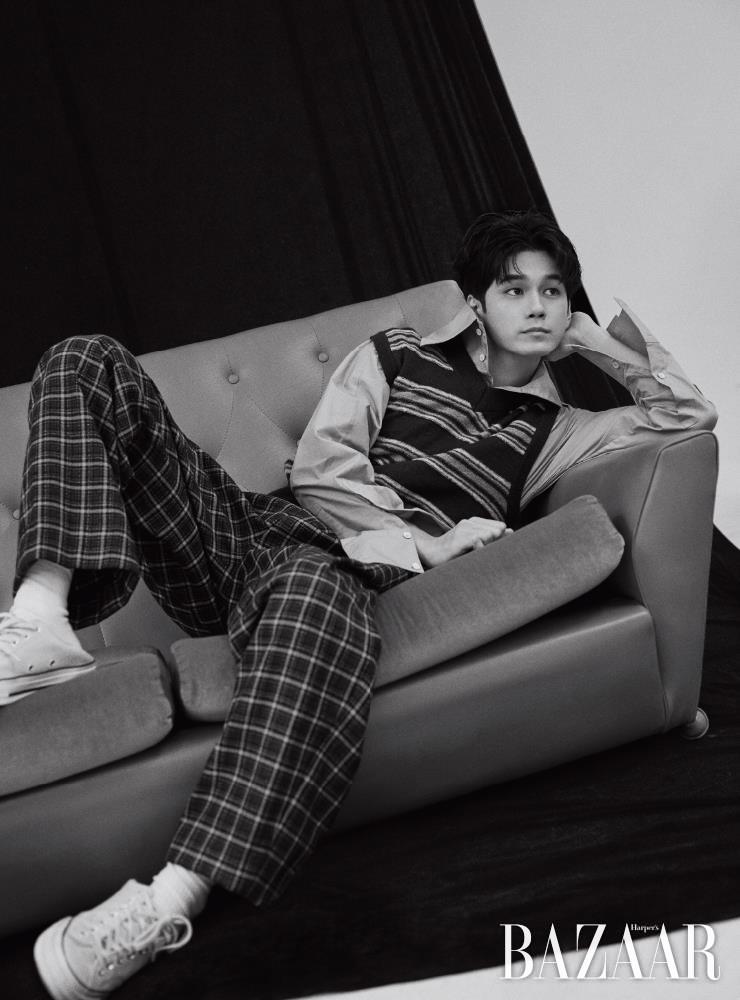 셔츠, 베스트, 팬츠는 모두 Wooyoungmi, 스니커즈는 Converse. 