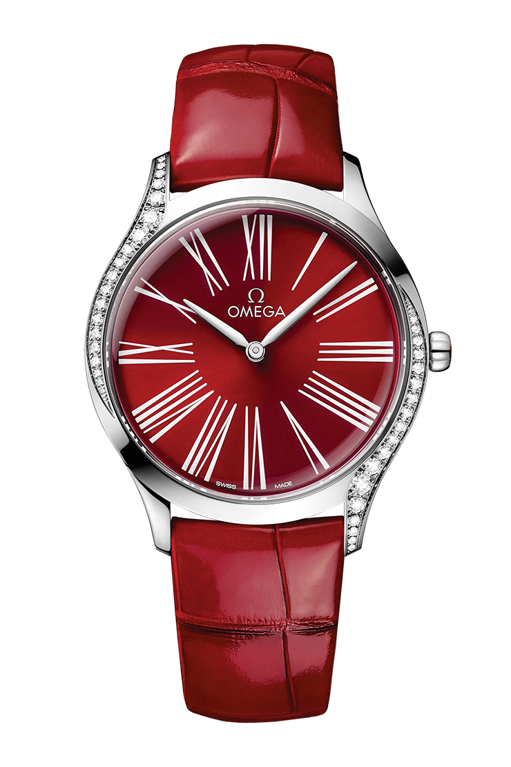 레드 래커 다이얼과 가죽 스트랩이 시선을 사로잡는 ‘트레저 쿼츠 36mm’ 워치는 Omega.