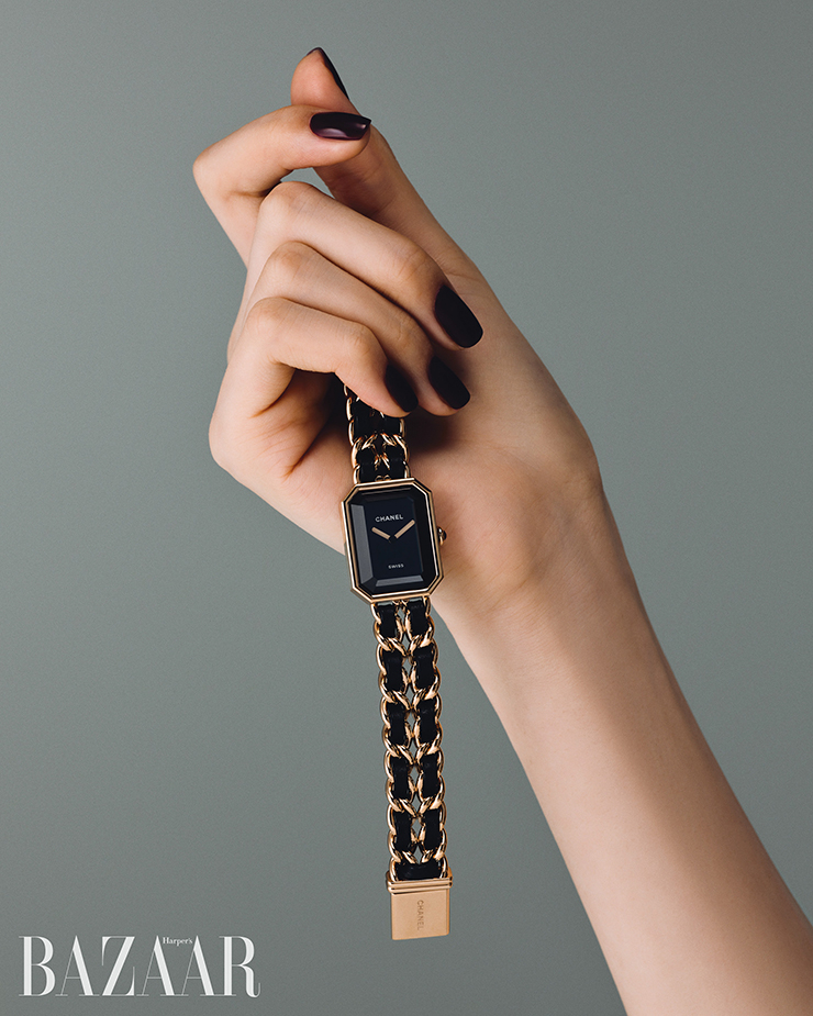손에 쥔 ‘프리미에르 오리지널 에디션’ 시계는 Chanel Watches.