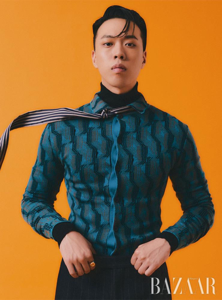 카디건, 팬츠, 이너로 입은 보디수트는 모두 Prada. 스카프는 Reclow. 반지는 Dewy Desert.
