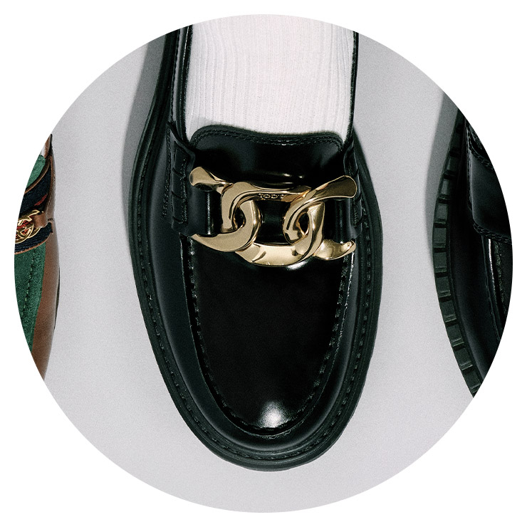 볼드한 체인이 눈길을 끄는 로퍼는 90만원대 Tod’s.