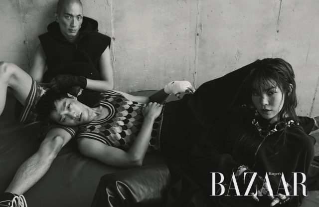 (왼쪽부터)후디 베스트는 Givenchy by Riccardo Tisci, 니트 팬츠는 1백9만5천원으로 Gucci, 스니커즈는 Dior 제품.  레트로 풍 패턴의 니트 베스트는 94만원으로 Gucci, 와이드 팬츠는 Dior 제품. 스커트는 92만5천원, 후디 집업 재킷과 조형적인 목걸이와 팔찌, 사이하이 부츠는 모두  가격 미정으로 Balenciaga, 스톤 디테일의 가죽 장갑은 16만8천원으로 Karl Lagerfeld 제품.