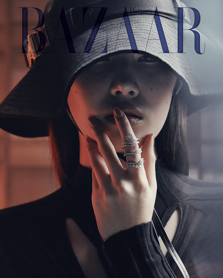 (위부터) 물방울 모티프의 다이아몬드가 파베 세팅된 ‘조세핀 아그레뜨 링’, 핑크 골드 소재에 다이아몬드가 파베 세팅된 ‘조세핀 아그레뜨 링’, 화이트 골드 소재에 아코야 진주가 비대칭으로 장식된 ‘조세핀 아그레뜨 링’, 브이 곡선 라인을 따라 아코야 진주가 세팅된 ‘조세핀 아그레뜨 링’ 은 모두 Chaumet. 니트 드레스는 1백만원대 Dion Lee by Net-A-Porter. 버킷햇은 Givenchy.
