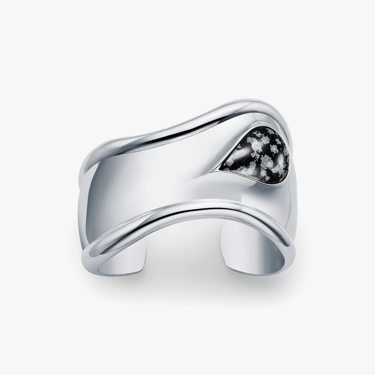 대담하게 세팅한 흑요석이 돋보이는 ‘스몰 본’ 커프는 Tiffany & Co.