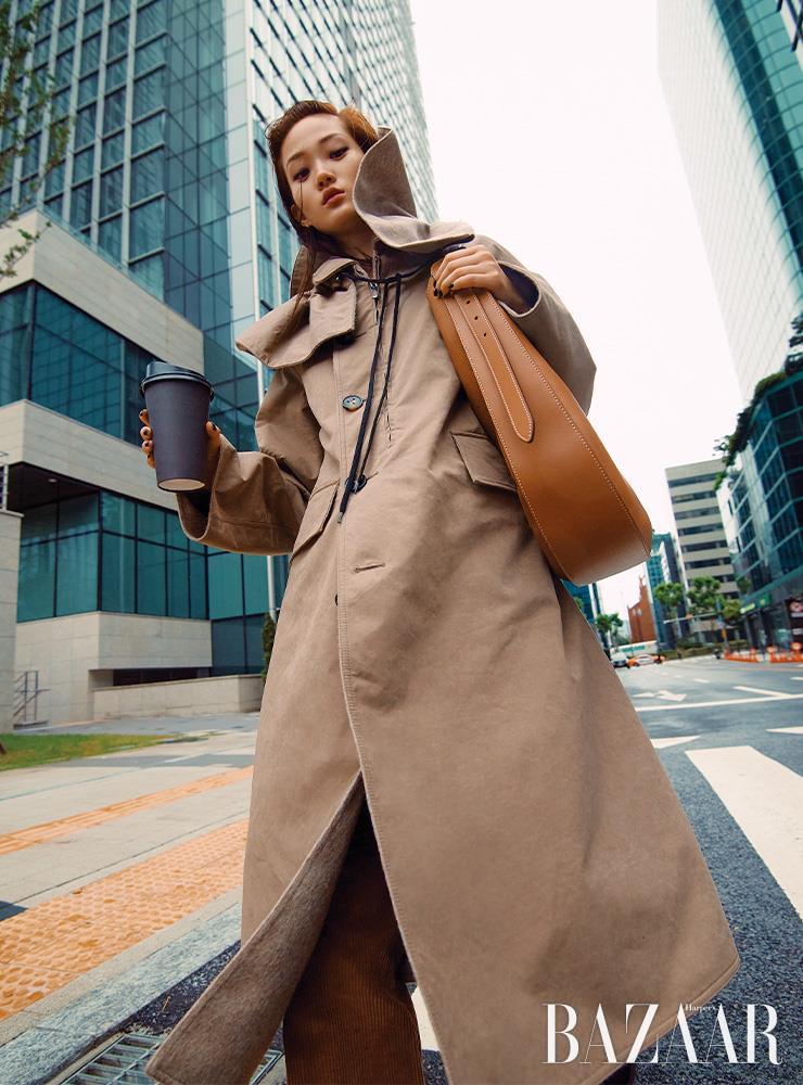 트렌치코트, 팬츠, ‘토즈 오보에’ 백은 모두 Tod’s.