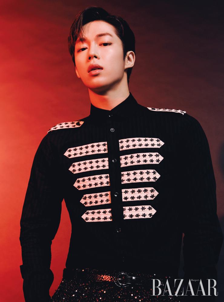 다원이 입은 셔츠, 팬츠, 벨트는 모두 Saint Laurent by Anthony Vaccarello.