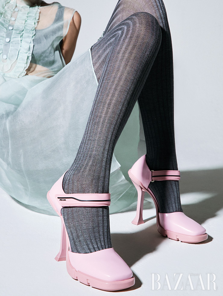 드레스, 브라 톱, 타이츠, 펌프스는 모두 가격 미정 Prada.