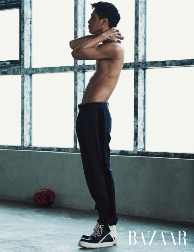 벨벳 라이닝 디테일의 울 슬랙스는 Prada, 가죽 소재의 하이톱 스니커즈는 Rick Owens 제품.