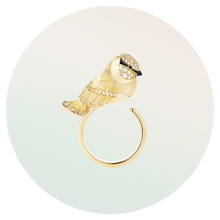 오닉스와 블랙 사파이어가 세팅된 ‘메이사 치카디’ 브레이슬릿은 Boucheron. 