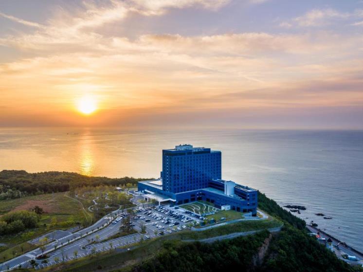 동해 일출을 볼 수 있는 조망이 뛰어나다