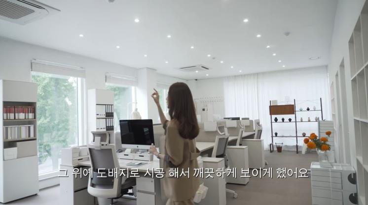화이트 도배지로 깨끗하게 만든 천장