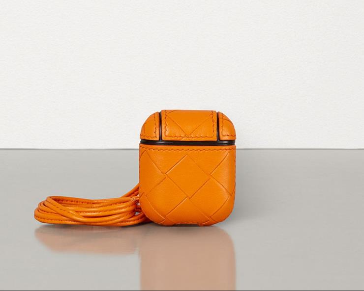 비비드한 컬러감이 돋보이는 케이스는 57만원으로 Bottega Veneta. 