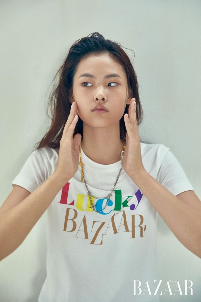 세 가지 컬러 베리에이션의 타이포그래피로 제작된 ‘럭키 바자’ 티셔츠는 Lucky Chouette, 목걸이는 85만원으로 Alexander Wang 제품.