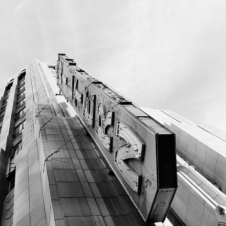 세계적인 뮤지션들과 인연이 깊은 윌턴극장의 외관과 아르데코 무드가 느껴지는 인테리어.