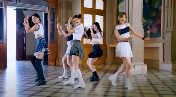 ADOR 웹사이트, MV <HYPE BOY> 캡쳐