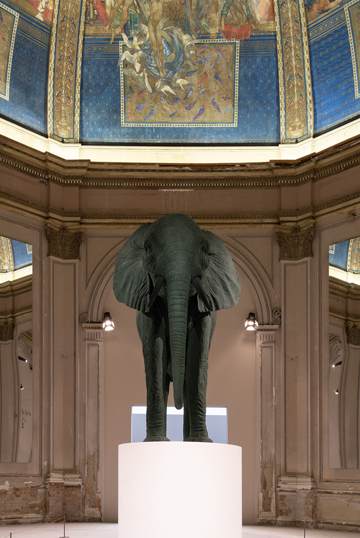 Katharina Fritsch, <Elefant / Elephant>, 1987, Polyester, wood, paint420x160x380cm, With the additional support of Institut fur Auslandsbeziehungen – ifa. Photo by: Marco Cappelletti