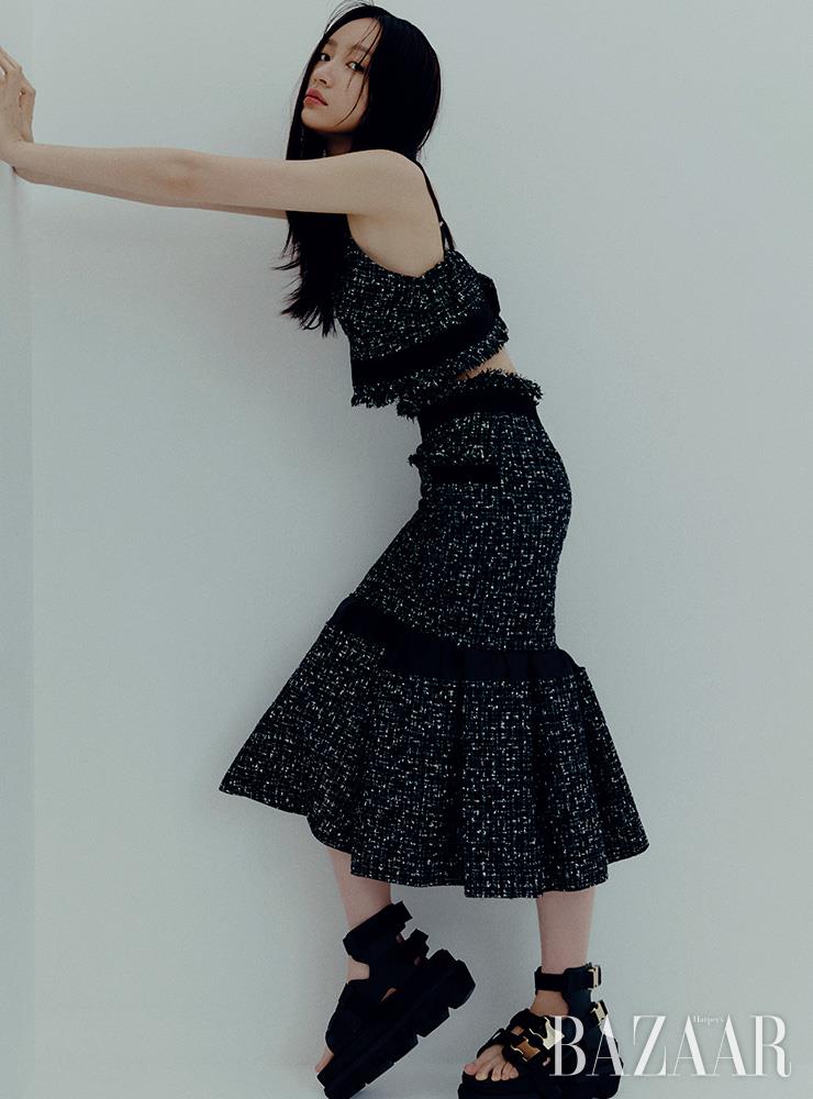 브라톱, 스커트, 플랫폼 샌들은 모두 Sacai.