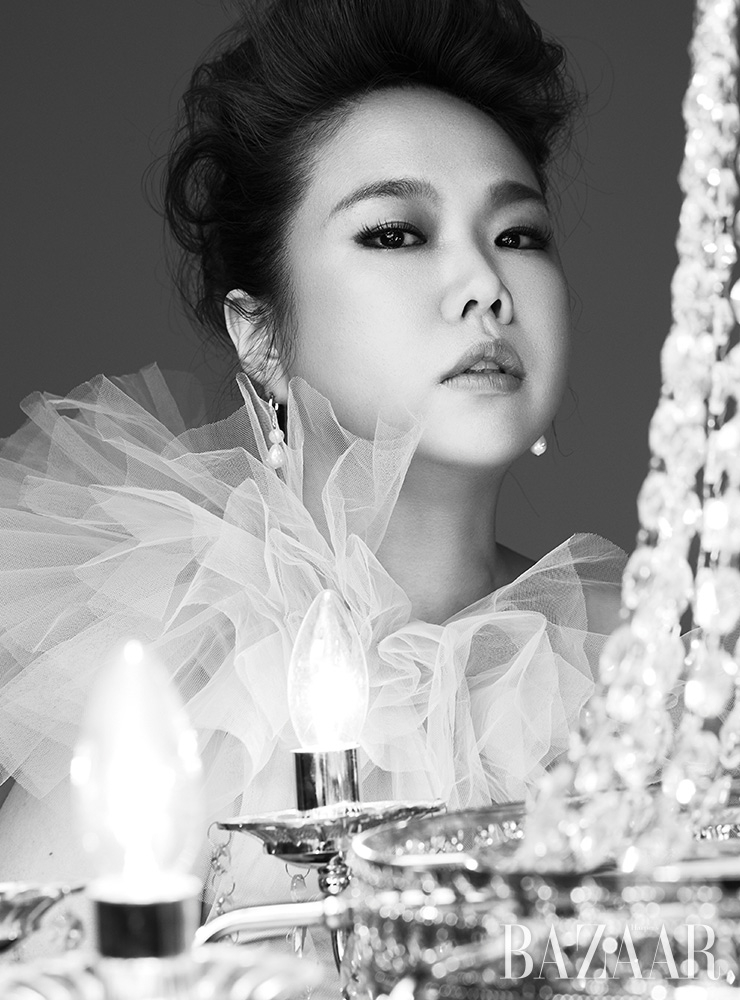 원 숄더 톱은 H&M, 귀고리는 Fruta.