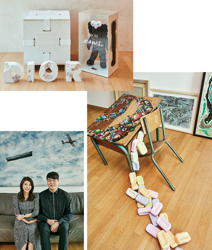 (왼쪽 위부터) DiorxDaniel Arsham, Diorx Kaws 에디션 작품. 페즈(PEZ), <The Pez Factory>, 2018. 그 뒤의 회화작품은 진 마이어슨(Jin Meyerson), <Don’t You Forget About Me 3>, 2018. 페작(Pejac)의 <Void>(2019)를 배경으로 포즈를 취한 노재명, 박소현 부부. 