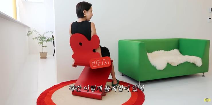 빈티지 가구들로 꽉 채워진 응접실