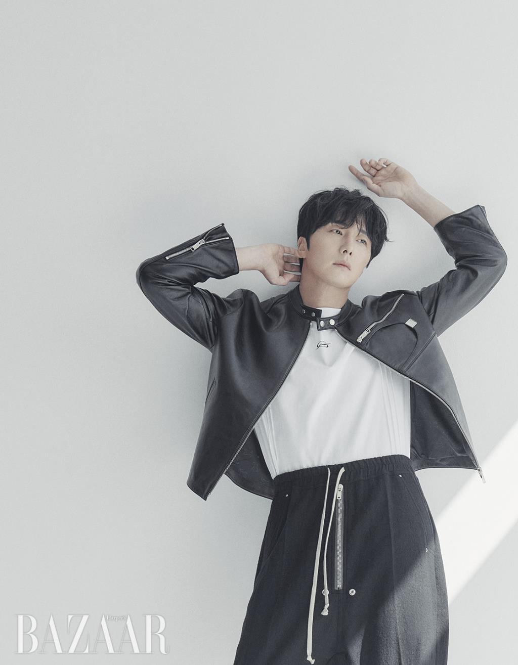 레더 재킷과 티셔츠는 51 Percent by Samplas. 스트링 팬츠는 Rick Owens.