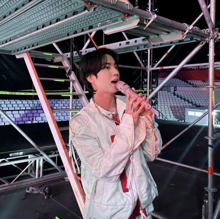 사진 / 진 인스타그램 @jin