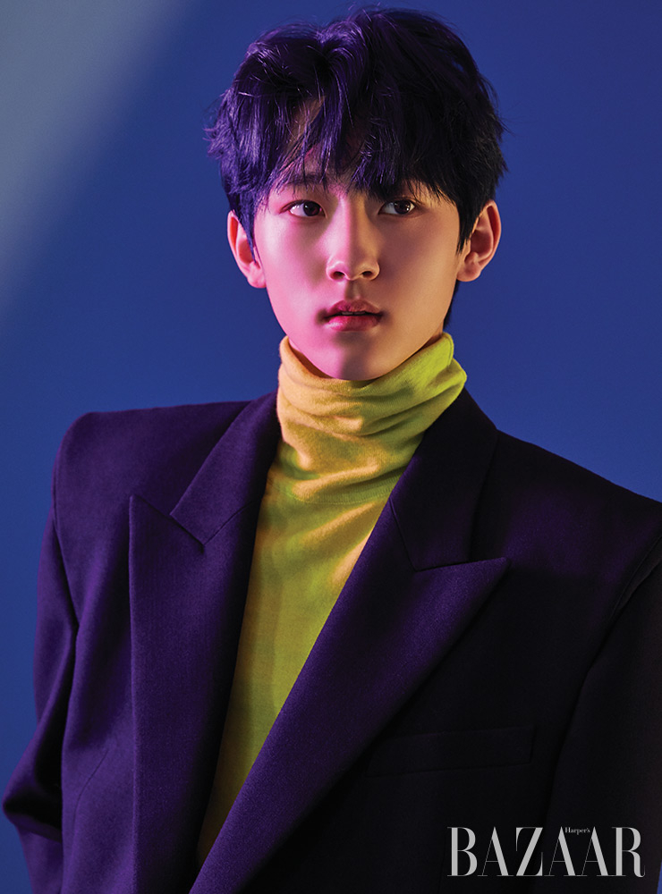 민서가 입은 네온 터틀넥은 Berluti. 오버피트 더블 재킷은 Juun.J.