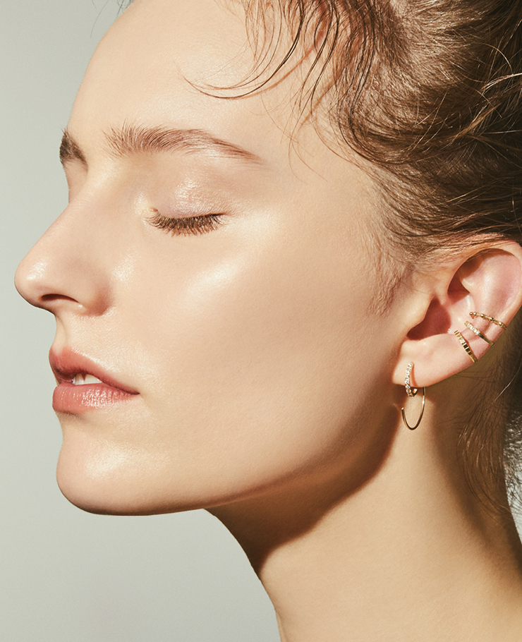 소피(Sophy) 함께 레이어드하면 더 빛을 발하는 컬렉션이며 이어커프, 이어롭스, 후프 등으로 스타일리시한 이어링 레이어드 룩을 제안한다. 모두 가격미정, 일리앤.
