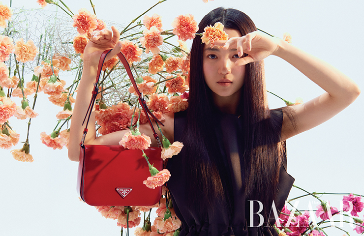 드레스, 귀고리는 Prada.